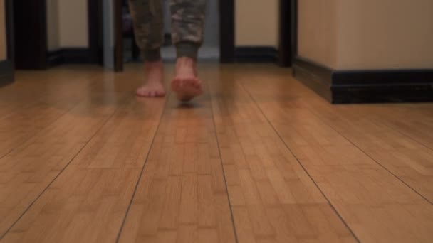 Yakışıklı adam yürüme bacakları kameraya geç — Stok video