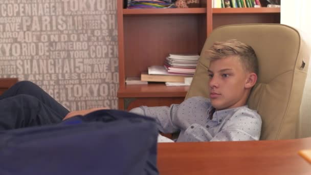 De jongen is thuis studeren — Stockvideo