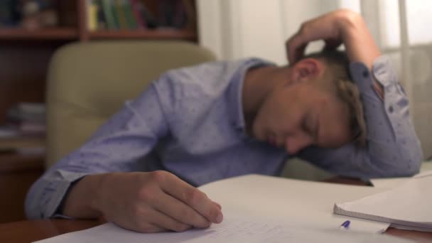 少年は彼の宿題をやったし、眠りに落ちた. — ストック動画
