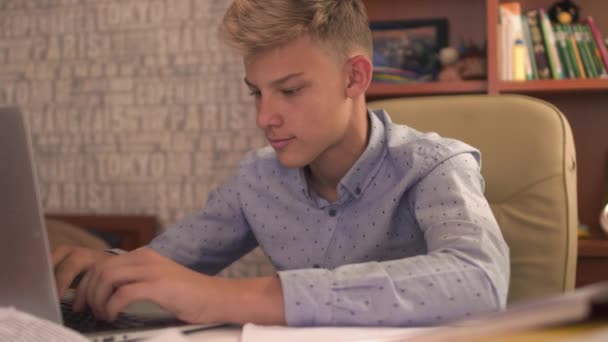 Ung man studerar med laptop — Stockvideo