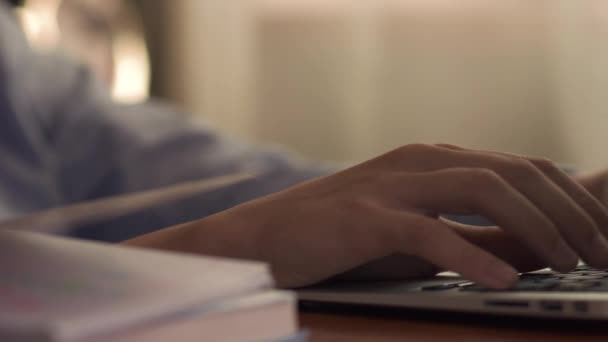 Молодий хлопчик працює з ноутбуком — стокове відео