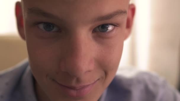 Chlapec se hledá ve fotoaparátu a s úsměvem — Stock video