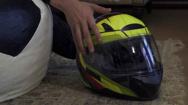 De jongen neemt spel helm — Stockvideo