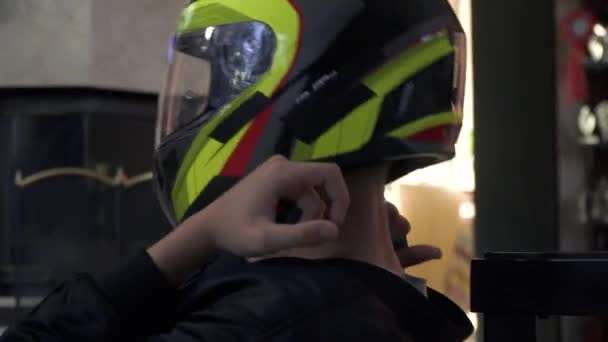 O menino de capacete joga videogame — Vídeo de Stock