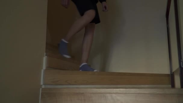Genç adam merdivenlerden aşağı yürüyor — Stok video