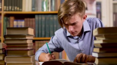 Kütüphanede masadaki genç yakışıklı adam