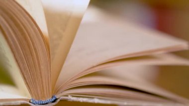 Bir kitabın sayfalarını çevirme