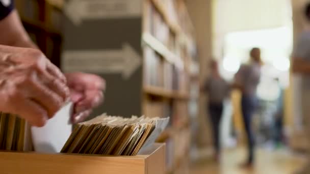 Dedos humanos no catálogo de cartões na biblioteca — Vídeo de Stock