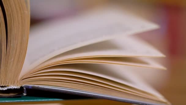 Flipping pages d'un livre