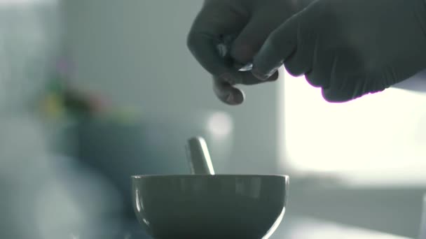 Костюм лаборанта сжимает планшет в тарелку — стоковое видео