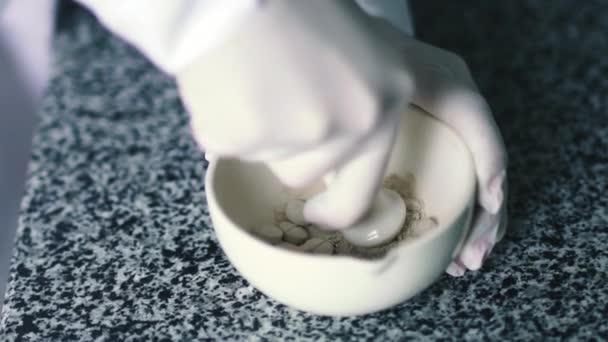 实验室助理在盘子里搅拌药物 — 图库视频影像