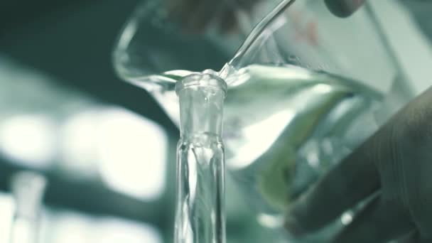Transfusion von Wasser von einem Behälter in einen anderen — Stockvideo