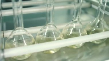 Laboratuvar makine şişe sıvı ile laboratuvarda sallıyor.