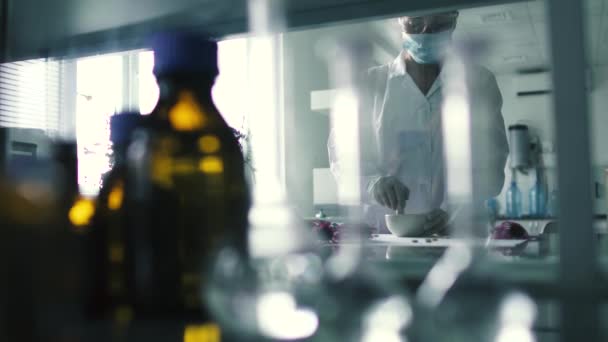 Laboratorium assistent bereidt het extract in het laboratorium — Stockvideo