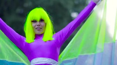 Menekşe giyim dans sokakta stilts güzel kız