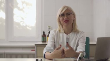 Güzel dermatolog kız işyerinde bir röportaj verir.