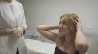 Güzel genç esmer bir dermatolog resepsiyonda
