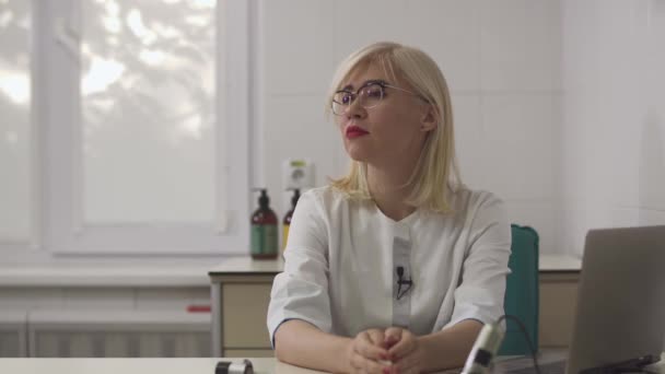 Bella dermatologa ragazza rilascia un'intervista sul posto di lavoro . — Video Stock