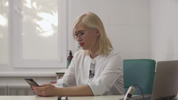 Όμορφη Δερματολόγος κορίτσι δίνει μια συνέντευξη στον εργασιακό χώρο. — Αρχείο Βίντεο