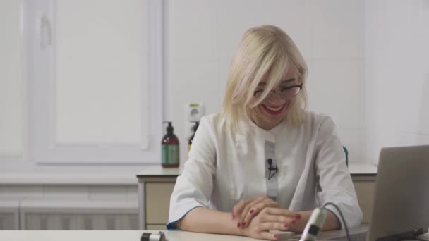 Bella dermatologa ragazza rilascia un'intervista sul posto di lavoro . — Video Stock