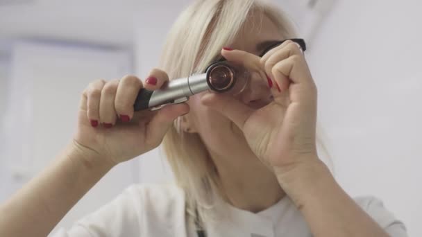 Дерматолог настроює дерматоскоп — стокове відео