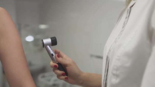 Examen con un dermatólogo — Vídeos de Stock
