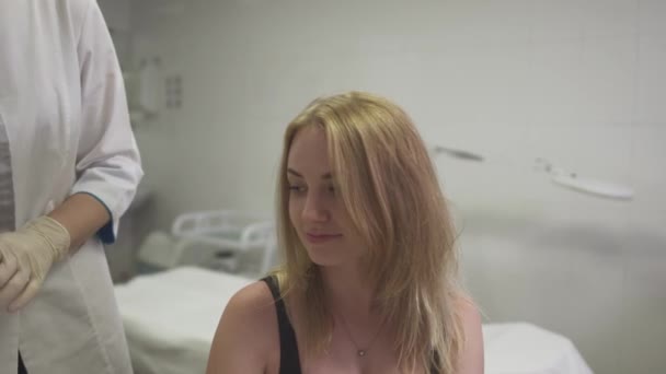 Bőrgyógyász megvizsgálja a bőr, a fej, a lány — Stock videók