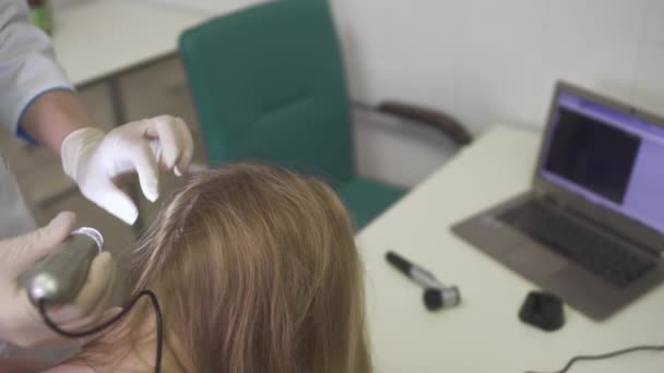 Dermatólogo examina la piel en la cabeza de la niña — Vídeo de stock