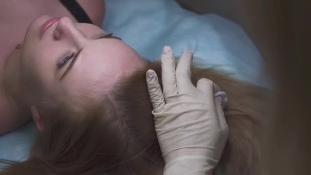 Jong meisje krijgt Mesotherapie voor haar — Stockvideo