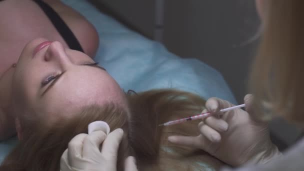 Schönes Mädchen erhält Mesotherapie für ihre Haare — Stockvideo