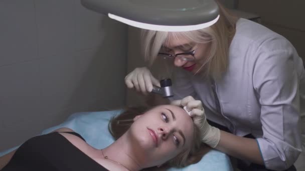 Hermosa joven en el dermatólogo — Vídeos de Stock