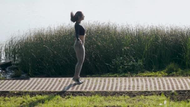 Молода дівчина стрибає мотузкою — стокове відео
