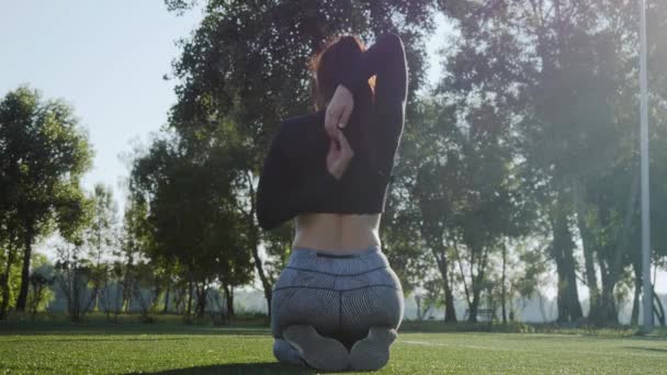 Hermosa chica haciendo gimnasia al aire libre — Vídeos de Stock