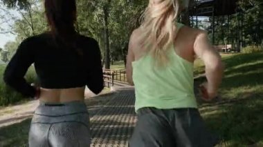 İki güzel kız parkta bir kaçak