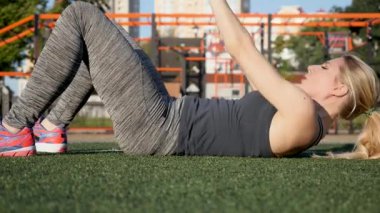 Güzel genç kız uzanarak egzersizleri yapıyor