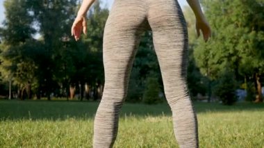 Genç Sarışın mekik Park yaparken spor giyim