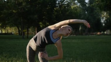 Güzel genç kız açık havada spor gömlek