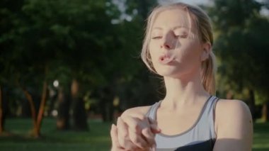 Güzel genç kız açık havada spor gömlek