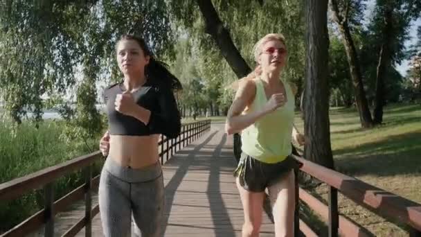 Két gyönyörű lány a futás — Stock videók