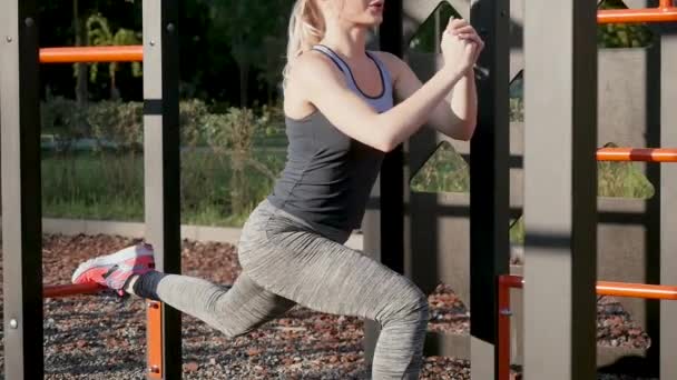 Belle jeune fille faisant des exercices physiques — Video