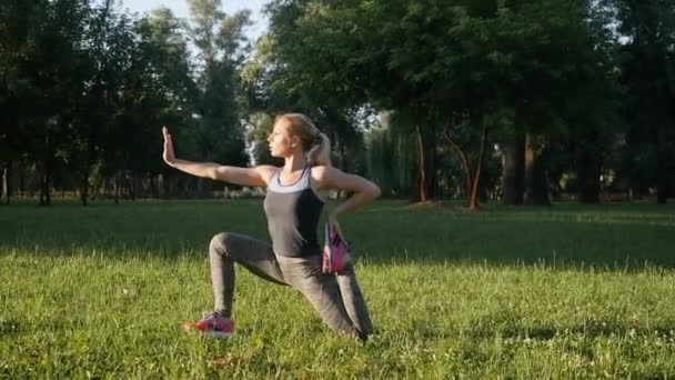 Schönes Mädchen macht Übungen im Freien — Stockvideo