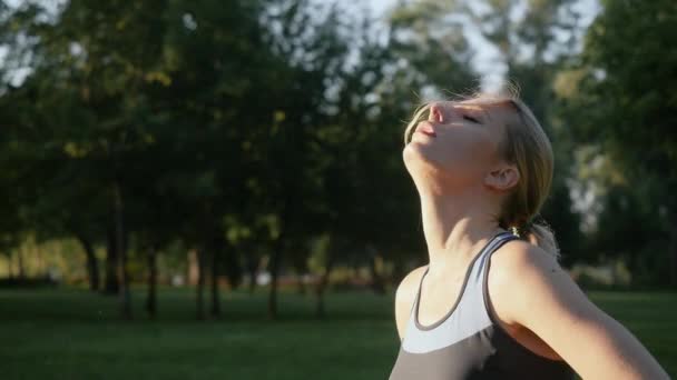Красива дівчина в спортивній сорочці на відкритому повітрі — стокове відео