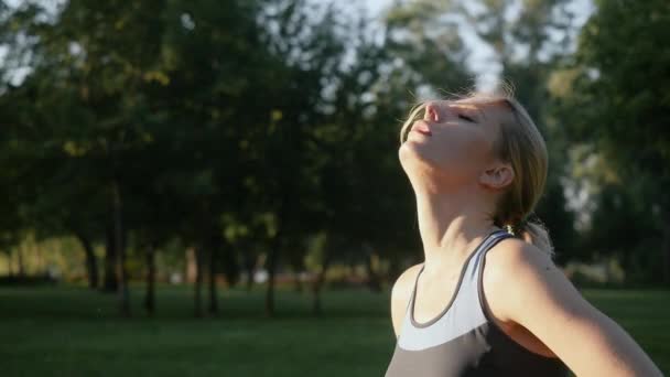 Mooi meisje in een sport shirt buitenshuis — Stockvideo