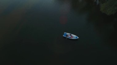 Genç kız göl bir teknede kürek