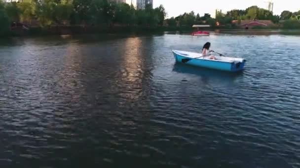 Chica joven navegando en el lago — Vídeo de stock