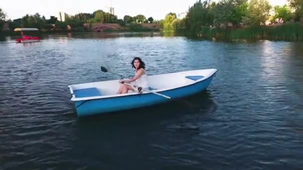 Menina jovem de barco no lago — Vídeo de Stock