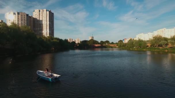 Jeune fille ramant dans un bateau sur le lac — Video