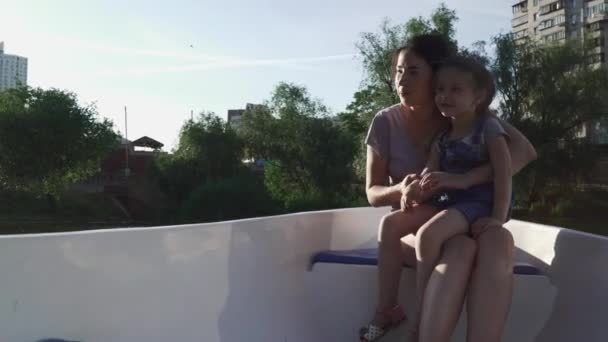Mãe e filha estão sentados em um pequeno barco — Vídeo de Stock