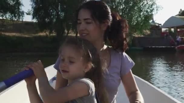 Little girl helps mom — Stock Video