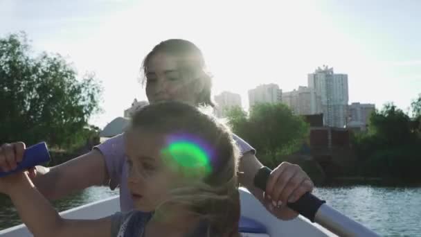 Mère et fille ramant dans le bateau — Video